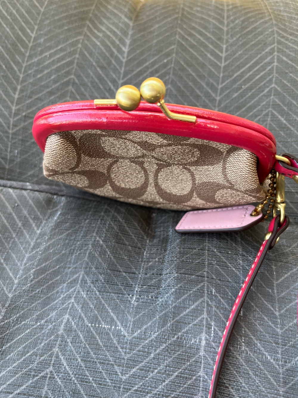 Like New Coach Kiss-lock Coin Purse/Wristlet with Striped Hang Tag - Picture 10 of 16